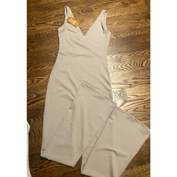 Amazon Reoria V Neck Sleeveless Workout Bodycon Flare Jumpsuit size Small - Picture 2 of 4
